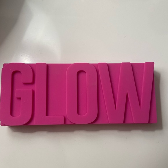 New Glamglow Highlighter Palette - Picture 2 of 2